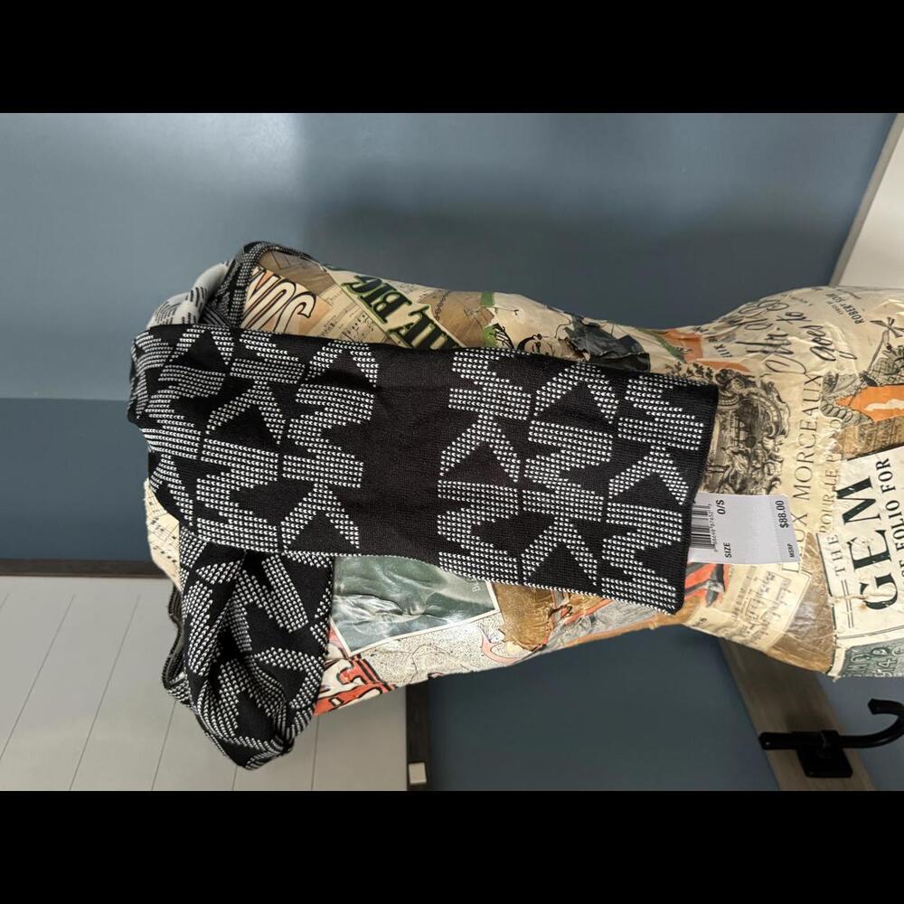 Stylish Black and White Scarf - Trendy Fashion Accessory